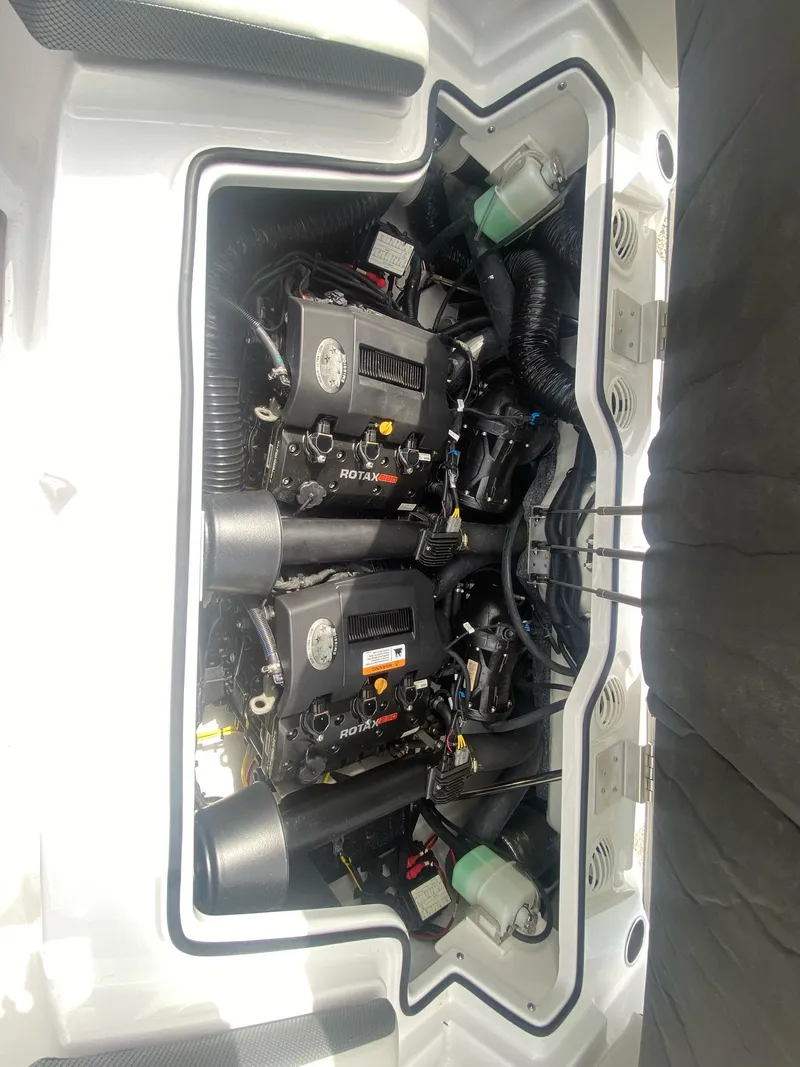 Slide: The Image of Scarab 215 SE 2025 - 15