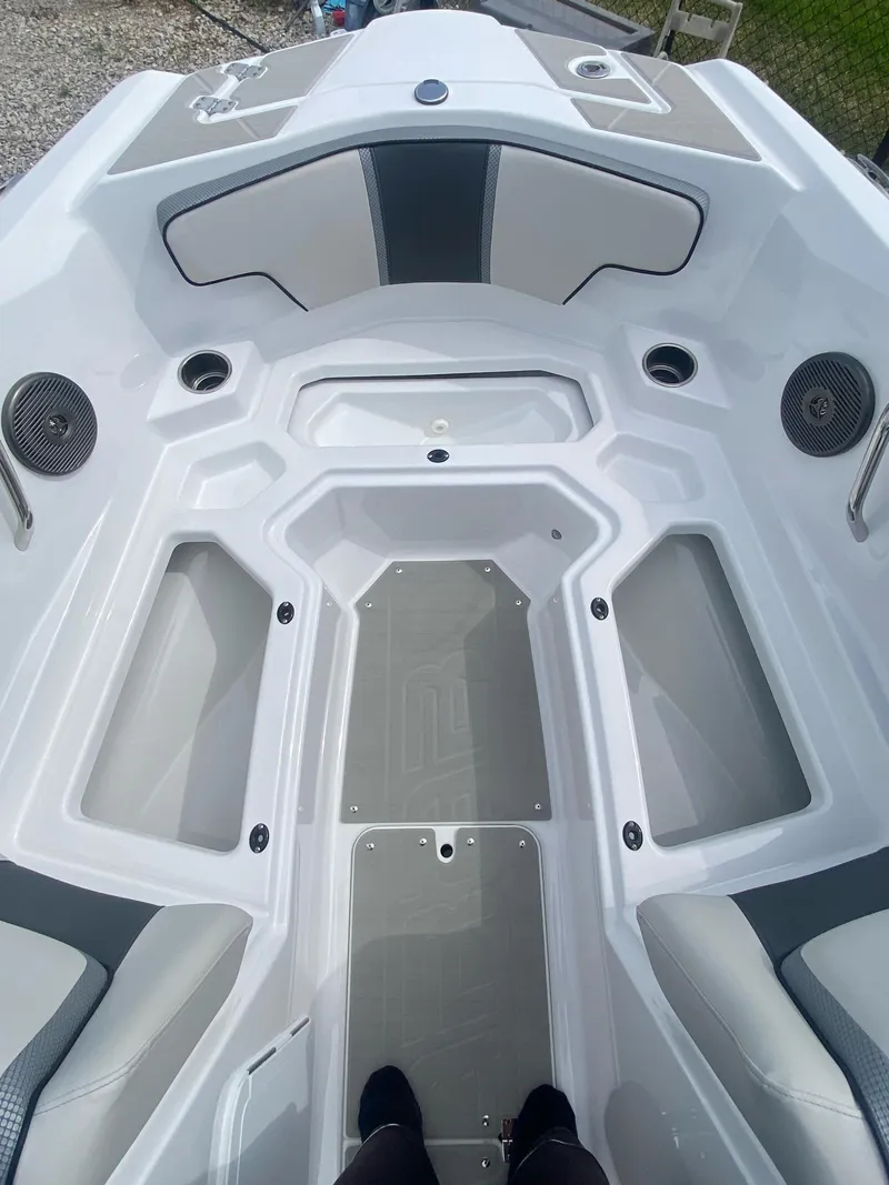 Slide: The Image of Scarab 215 SE 2025 - 9