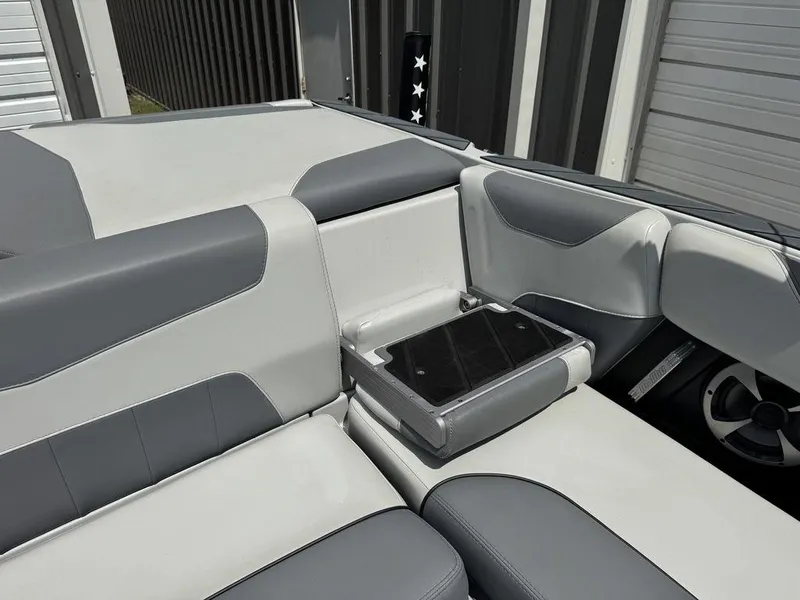 Slide: The Image of Malibu Wakesetter 23 LSV 2020 - 12