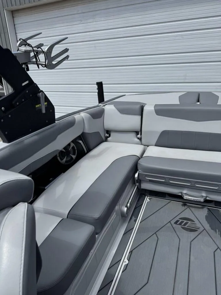 Slide: The Image of Malibu Wakesetter 23 LSV 2020 - 16