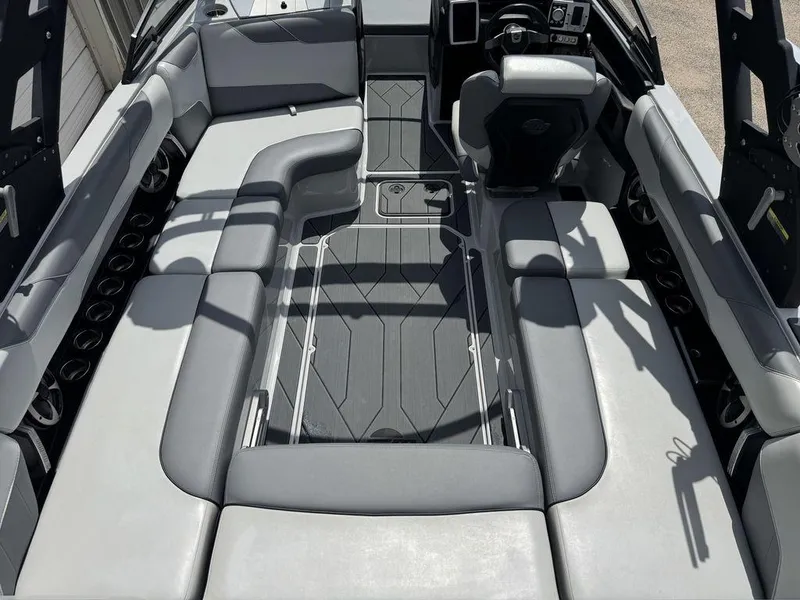 Slide: The Image of Malibu Wakesetter 23 LSV 2020 - 4