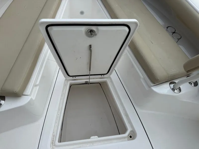 Slide: The Image of Everglades 273 Center Console 2021 - 14