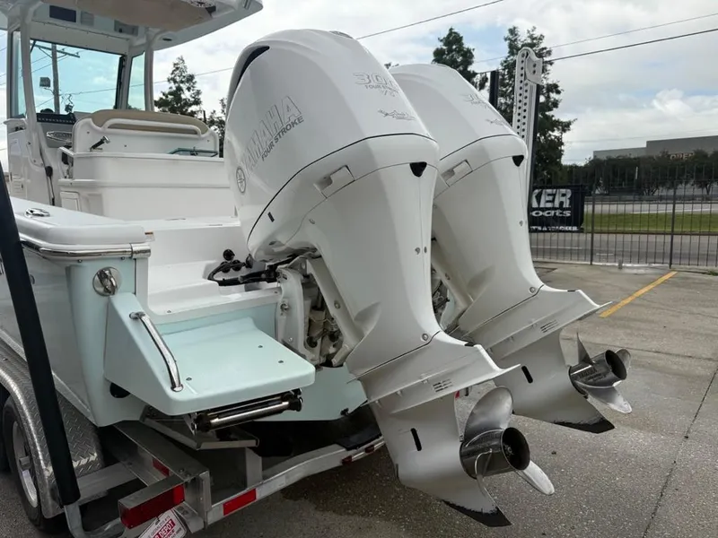 Slide: The Image of Everglades 273 Center Console 2021 - 4