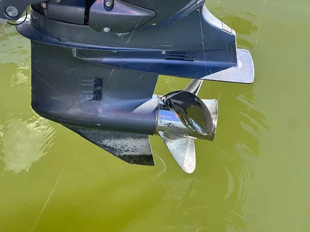 Slide: The Image of Outboard motor of 2015 Xcursion X21F boat in green water. - 8