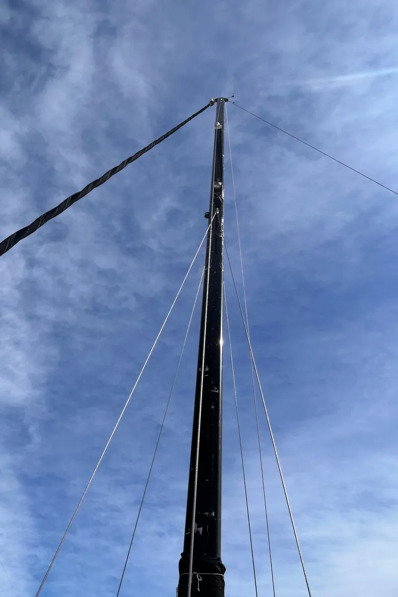 Slide: The Image of Mast of 1982 S2 11.0 A sailboat against a blue sky. - 7
