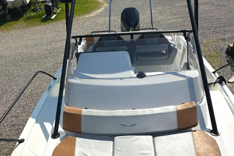 Slide: The Image of 2022 Beneteau Flyer 8 SUNdeck boat with spacious seating and modern design. - 15