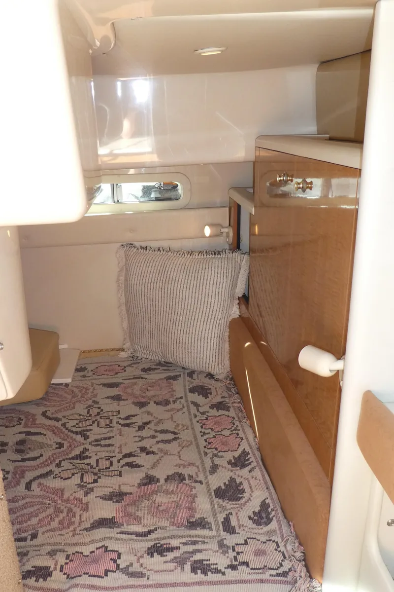 Slide: The Image of 2002 Maxum 3100 SCR cabin interior with patterned rug and cushion. - 28