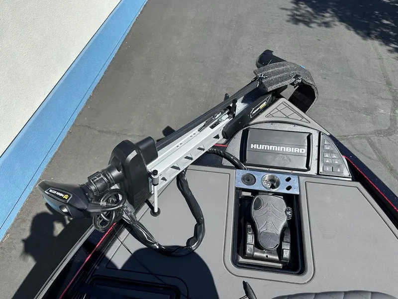 Slide: The Image of 2024 Caymas XS 20 Pro boat deck with Humminbird electronics and Minn Kota trolling motor. - 24