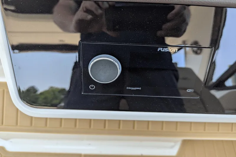 Slide: The Image of Sea Ray Sundancer 320 2023 - 15