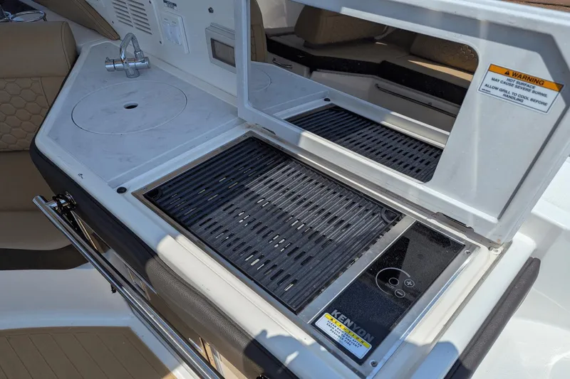 Slide: The Image of Sea Ray Sundancer 320 2023 - 16