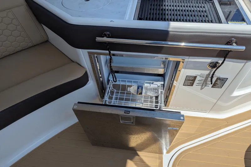 Slide: The Image of Sea Ray Sundancer 320 2023 - 17