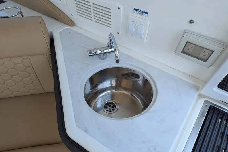 Slide: The Image of Sea Ray Sundancer 320 2023 - 18