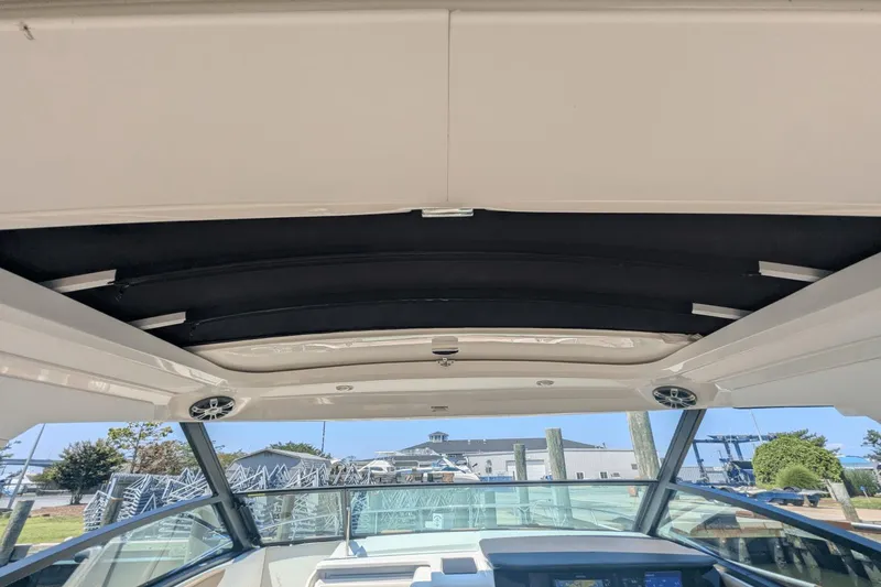 Slide: The Image of Sea Ray Sundancer 320 2023 - 20