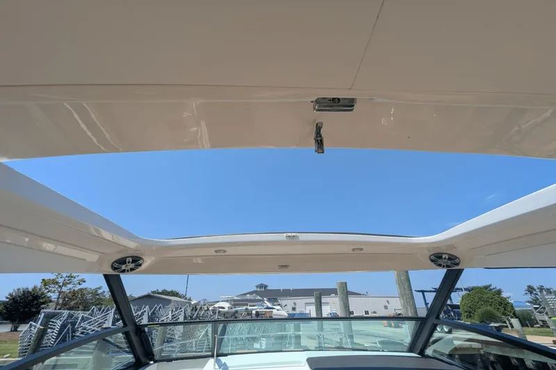 Slide: The Image of Sea Ray Sundancer 320 2023 - 21