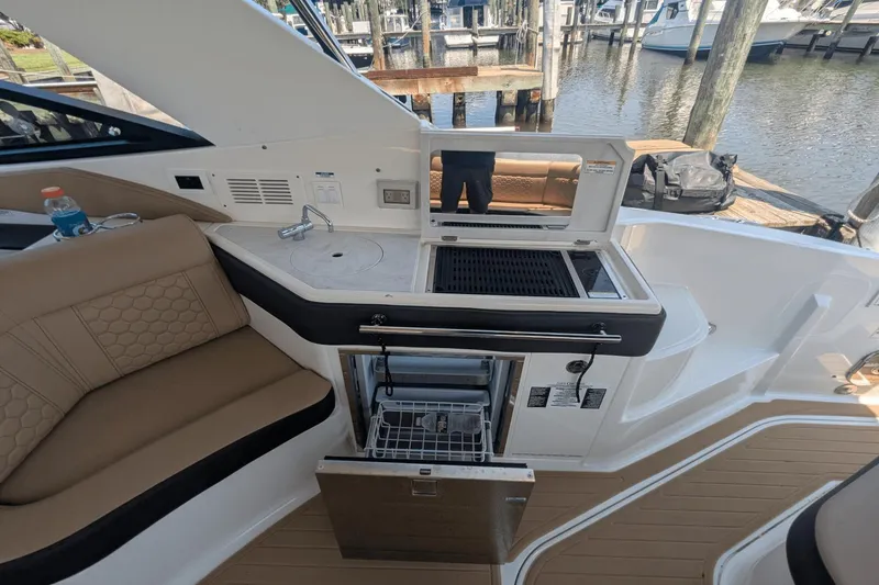 Slide: The Image of Sea Ray Sundancer 320 2023 - 25