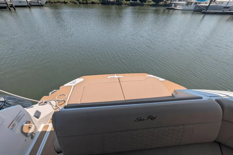Slide: The Image of Sea Ray Sundancer 320 2023 - 26