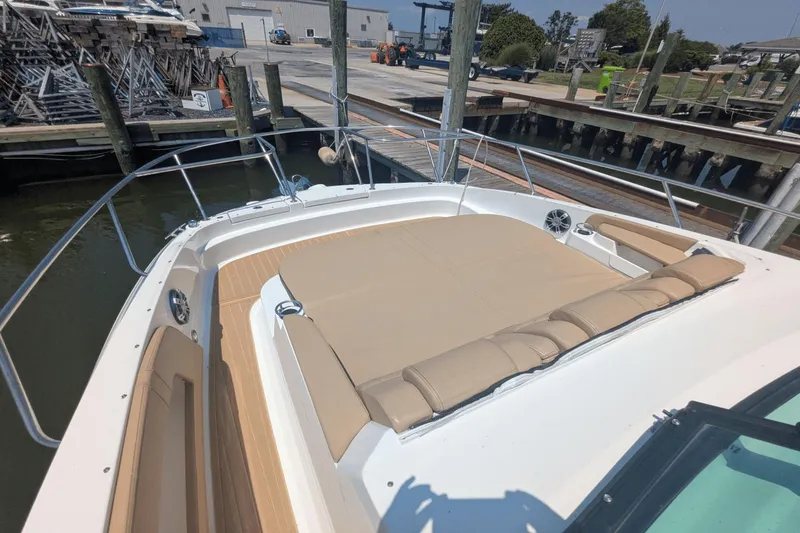 Slide: The Image of Sea Ray Sundancer 320 2023 - 33