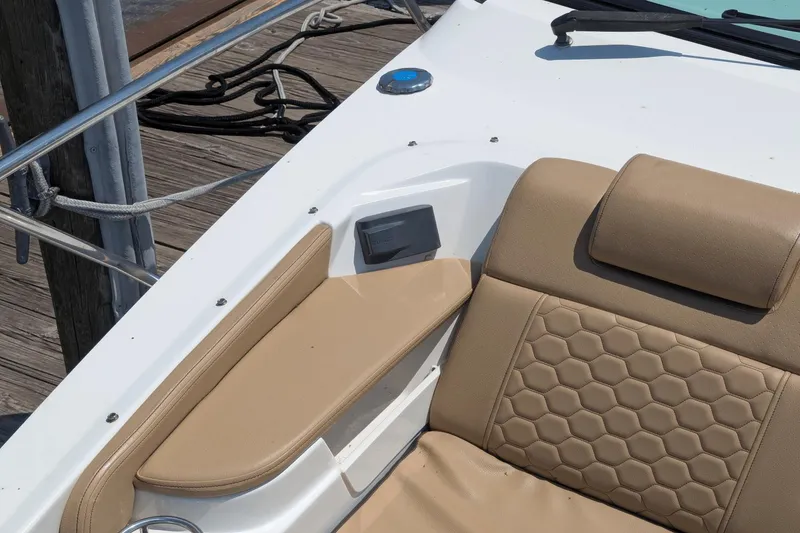 Slide: The Image of Sea Ray Sundancer 320 2023 - 35