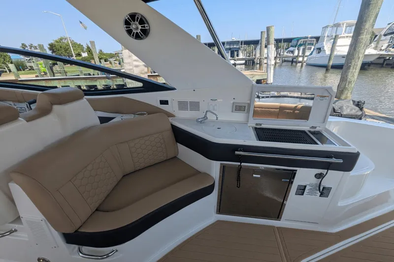 Slide: The Image of Sea Ray Sundancer 320 2023 - 37