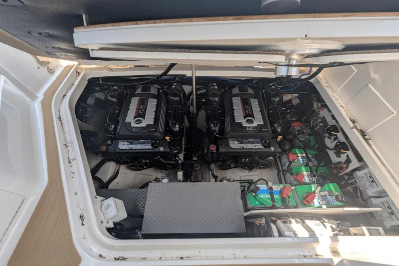 Slide: The Image of Sea Ray Sundancer 320 2023 - 38