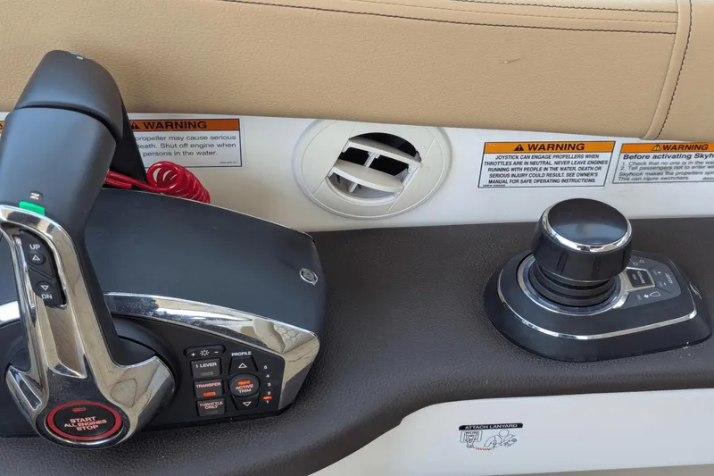 Slide: The Image of Sea Ray Sundancer 320 2023 - 43