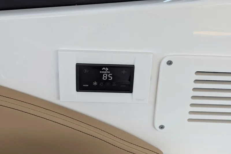 Slide: The Image of Sea Ray Sundancer 320 2023 - 44