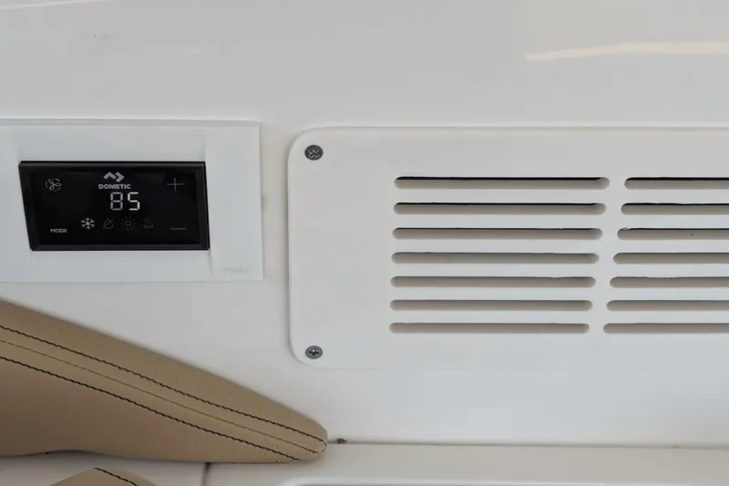 Slide: The Image of Sea Ray Sundancer 320 2023 - 45