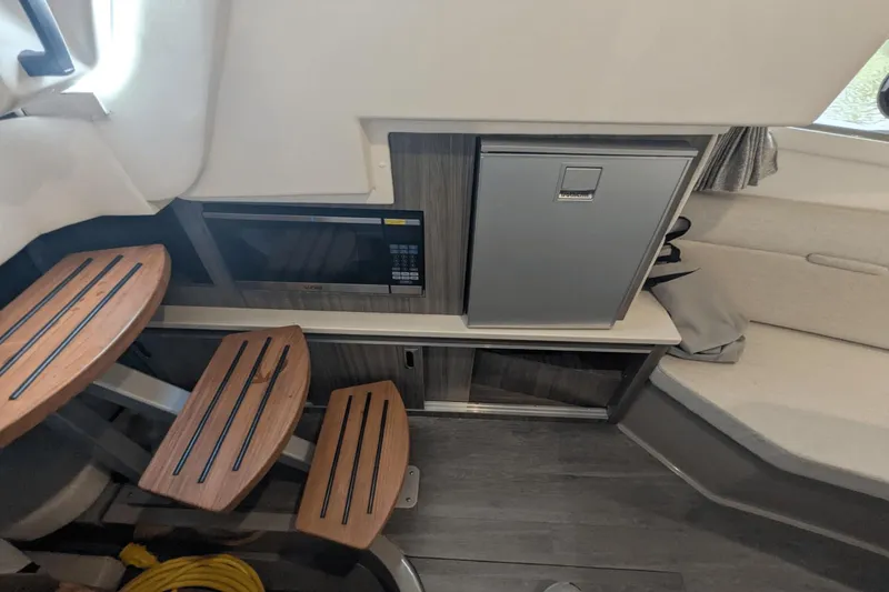 Slide: The Image of Sea Ray Sundancer 320 2023 - 46