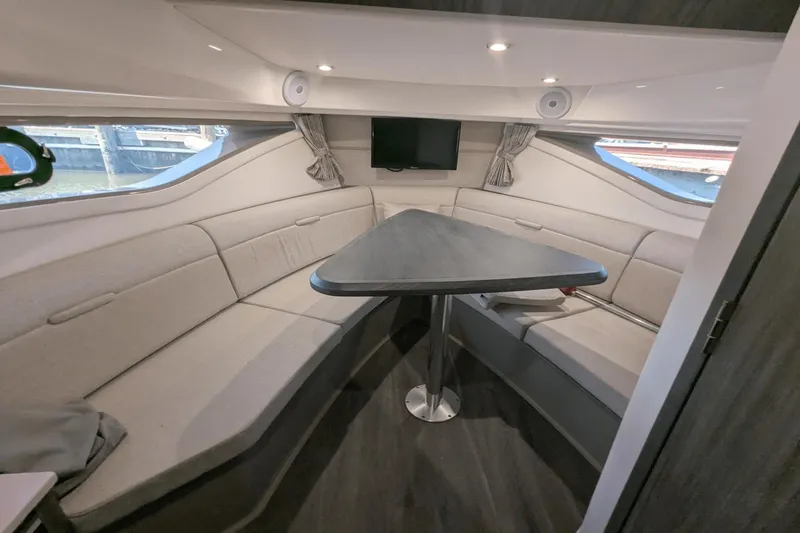 Slide: The Image of Sea Ray Sundancer 320 2023 - 47