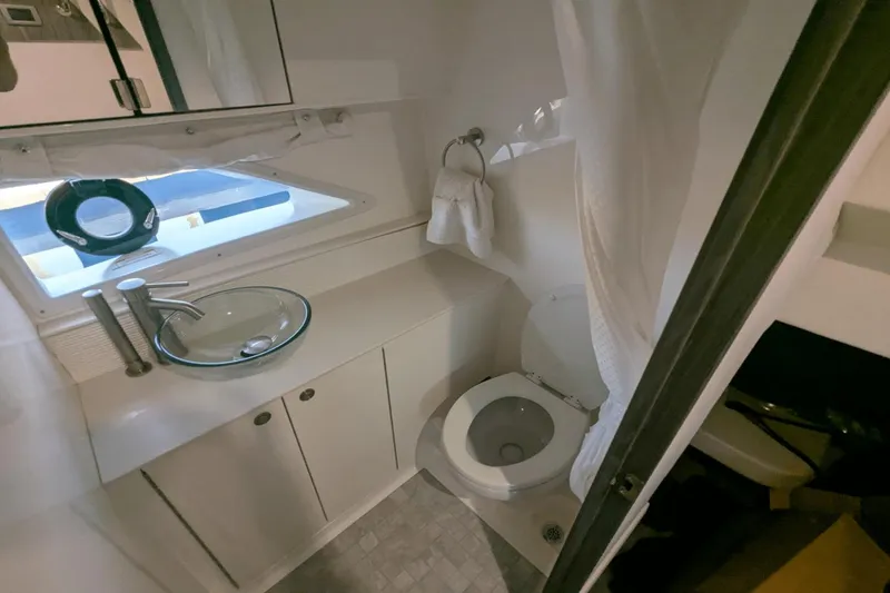 Slide: The Image of Sea Ray Sundancer 320 2023 - 50