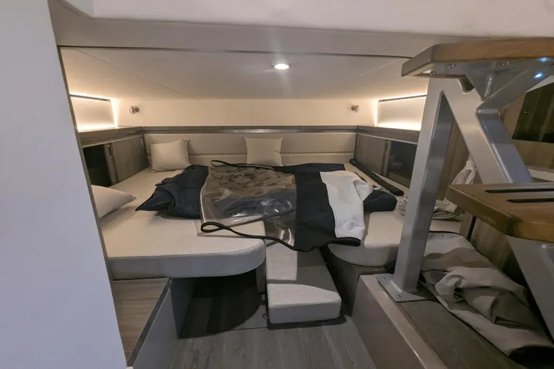 Slide: The Image of Sea Ray Sundancer 320 2023 - 51