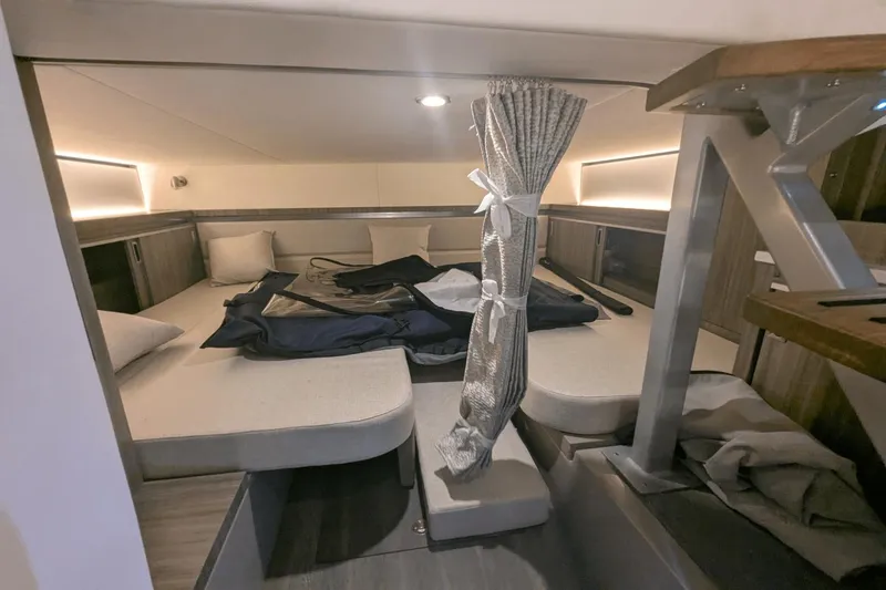 Slide: The Image of Sea Ray Sundancer 320 2023 - 52