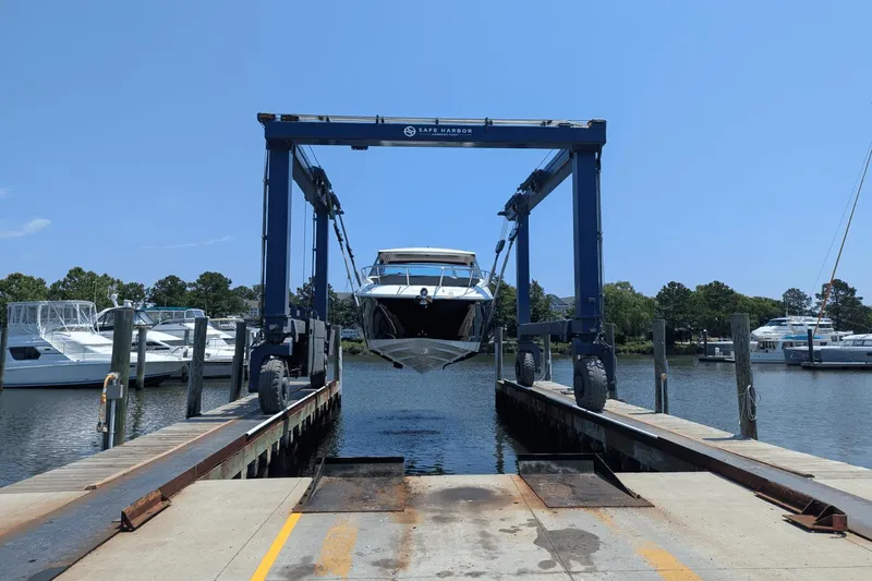 Slide: The Image of Sea Ray Sundancer 320 2023 - 56