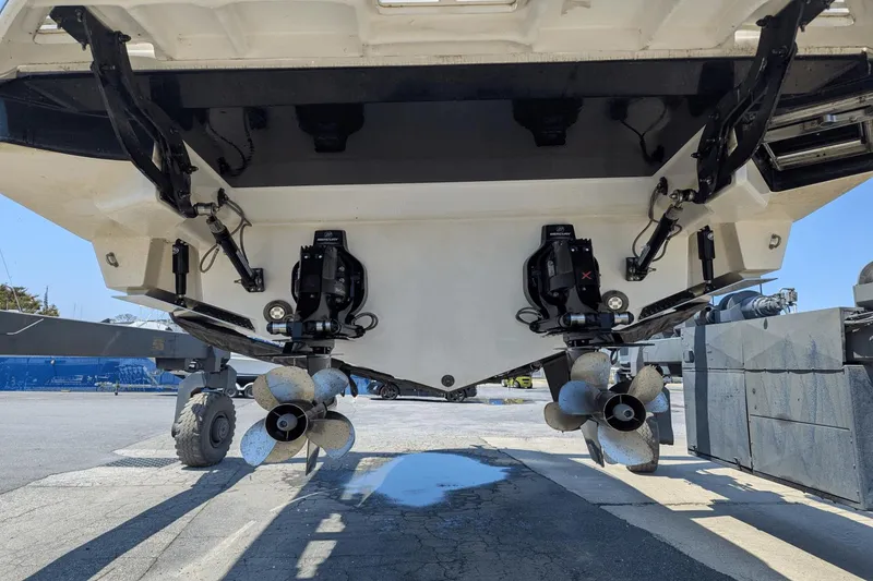 Slide: The Image of Sea Ray Sundancer 320 2023 - 57