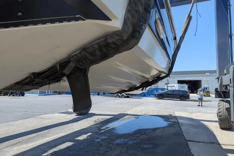 Slide: The Image of Sea Ray Sundancer 320 2023 - 59