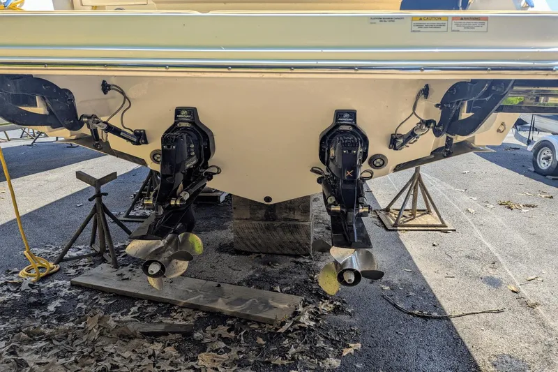 Slide: The Image of Sea Ray Sundancer 320 2023 - 68