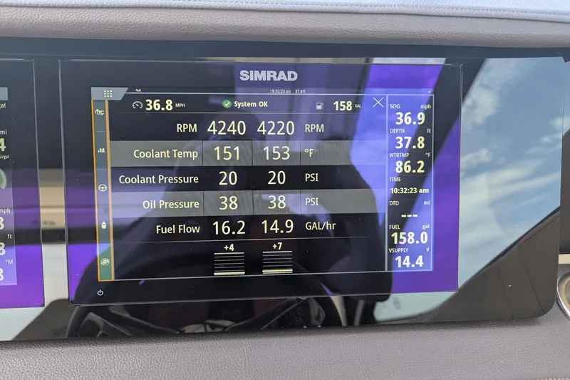 Slide: The Image of Sea Ray Sundancer 320 2023 - 8