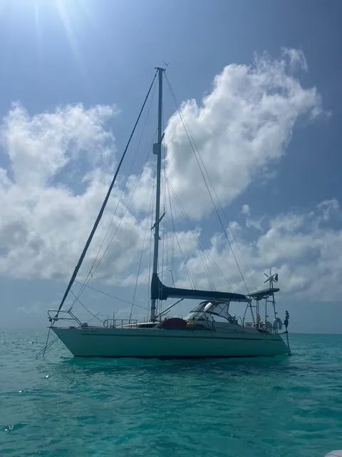 Slide: The Image of Sailboat Maxi 35 CC 1990 on turquoise water under a sunny sky. - 7