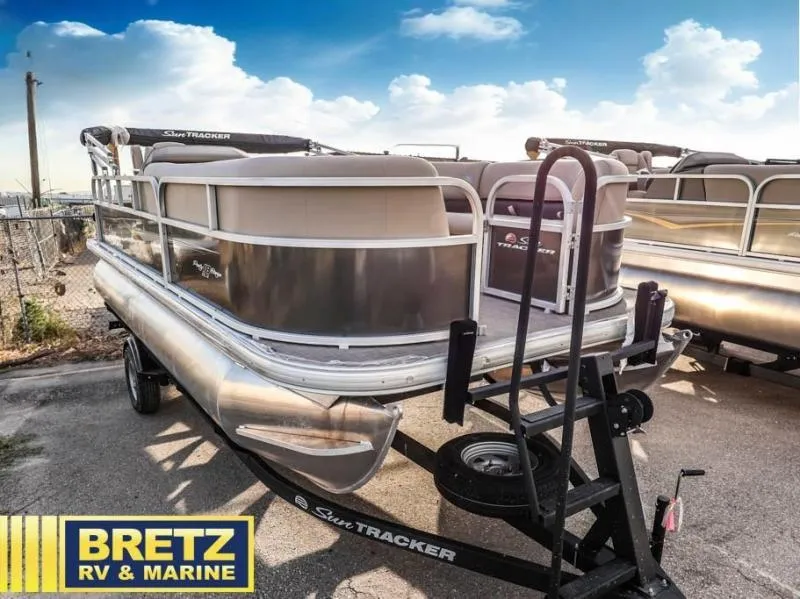 Slide: The Image of Party Barge 18 DLX 2025 - 10