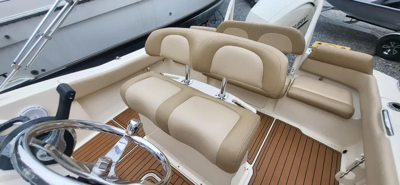 Slide: The Image of Scout 195 Sportfish 2020 - 10