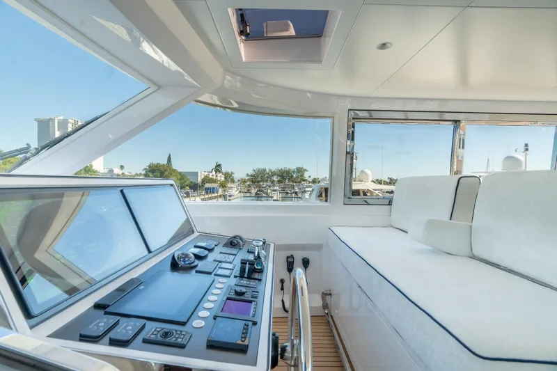 Slide: The Image of Luxury yacht Horizon 122RP 2025 model with detailed floor plans and side view. - 15