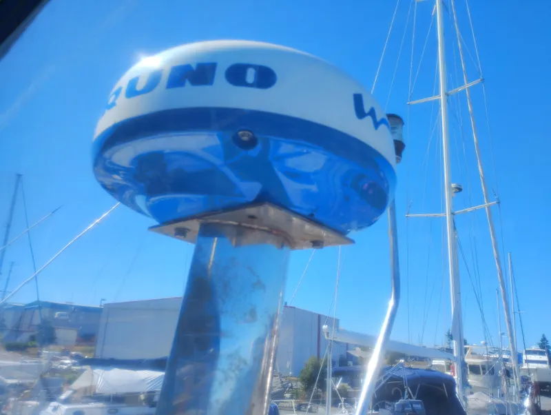 Slide: The Image of Radar equipment on a 1986 Bayliner 3870 Motoryacht against a clear blue sky. - 29