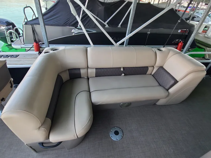 Slide: The Image of Sun Tracker Fishin' Barge 20 DLX 2021 - 10