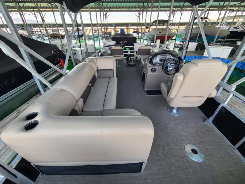 Slide: The Image of Sun Tracker Fishin' Barge 20 DLX 2021 - 11