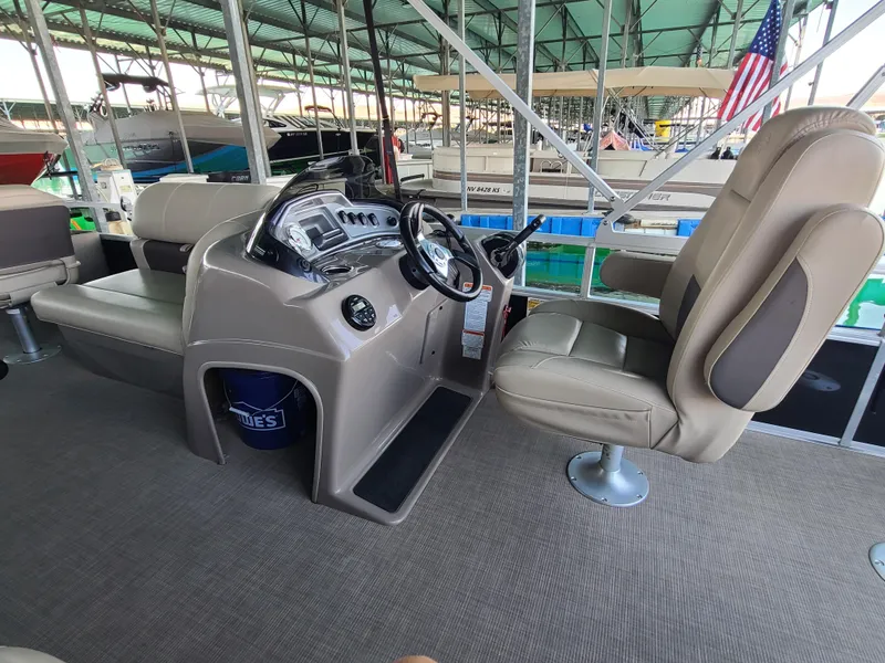 Slide: The Image of Sun Tracker Fishin' Barge 20 DLX 2021 - 12