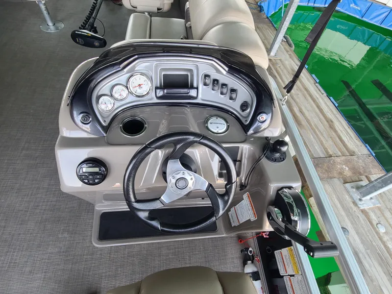 Slide: The Image of Sun Tracker Fishin' Barge 20 DLX 2021 - 13