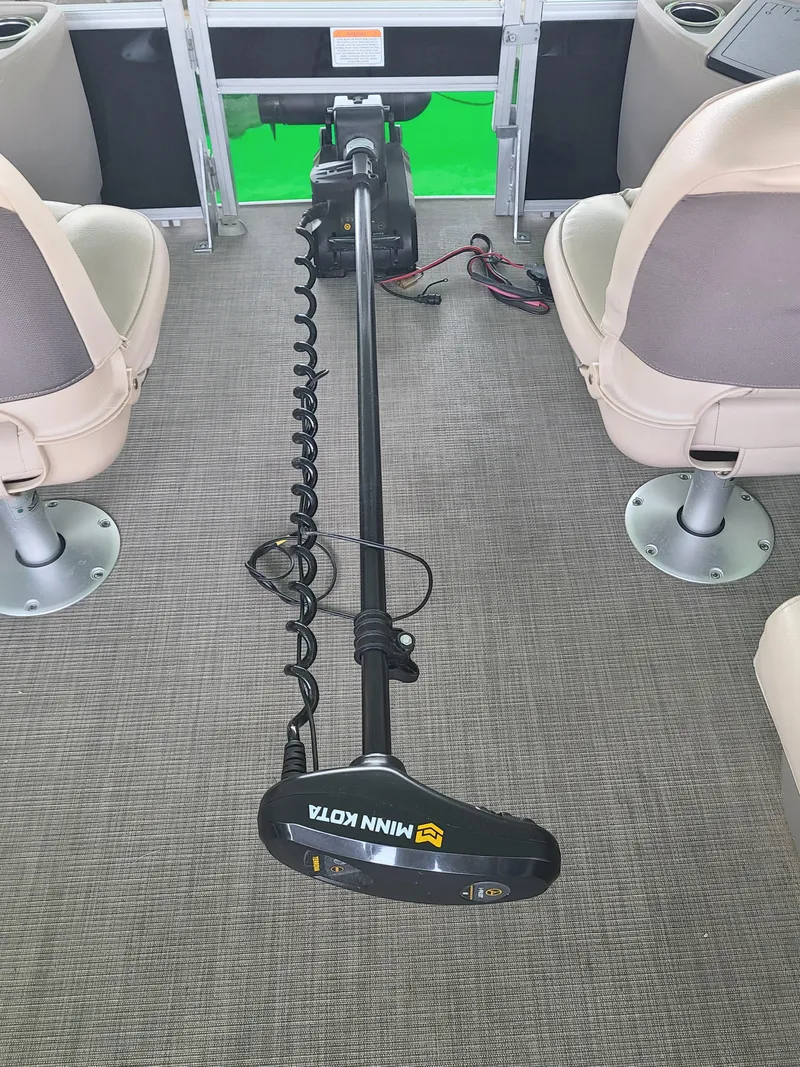 Slide: The Image of Sun Tracker Fishin' Barge 20 DLX 2021 - 14