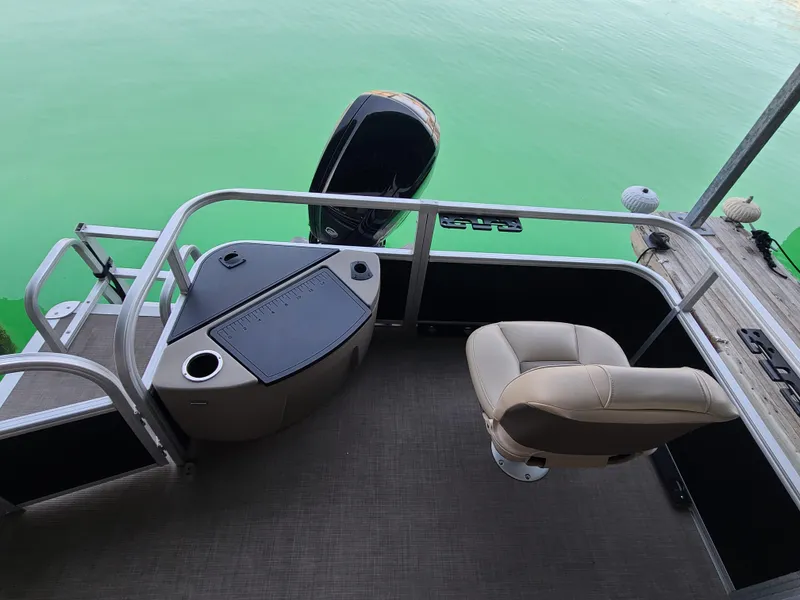 Slide: The Image of Sun Tracker Fishin' Barge 20 DLX 2021 - 15