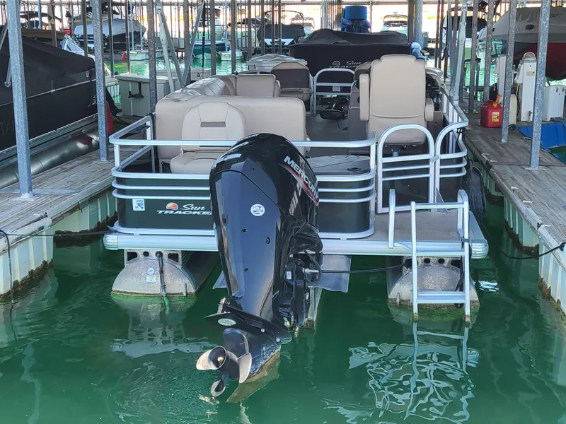 Slide: The Image of Sun Tracker Fishin' Barge 20 DLX 2021 - 4