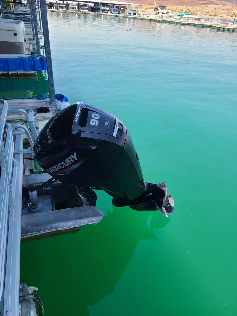 Slide: The Image of Sun Tracker Fishin' Barge 20 DLX 2021 - 6